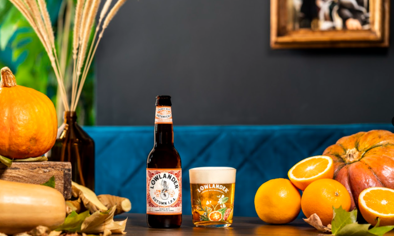 Lowlander Autumn IPA op tafel met pompoenen en sinaasappels